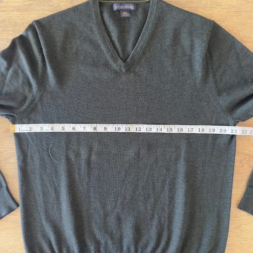 Banana Republic Mens L Extra Fine Italian Merino Wool V-Neck Sweater Gray Green